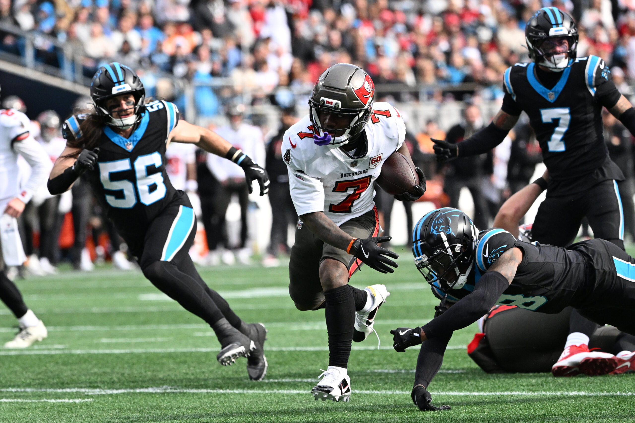 NFL南区生死战：黑豹海盗对决，三大球员数据盘口深度解析