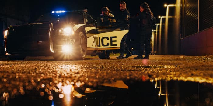 罗德岛赌场惊现持刀抢劫案！三名马萨诸塞州嫌犯落网，博彩业安全再敲警钟